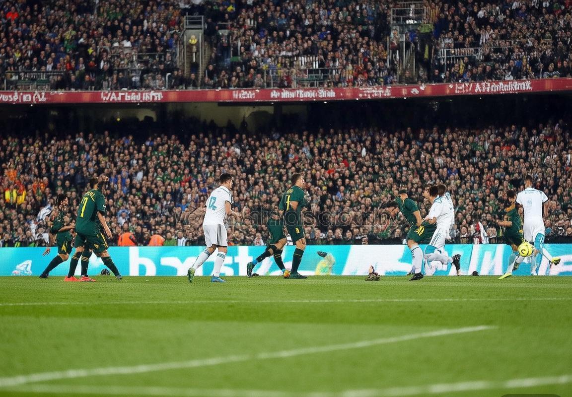 西甲巅峰对决：巴伦西亚VS皇马火花四溅瞬间回顾